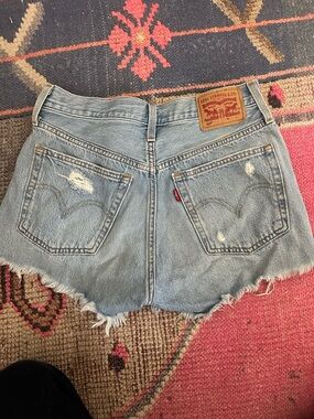 Size 26 levi shorts